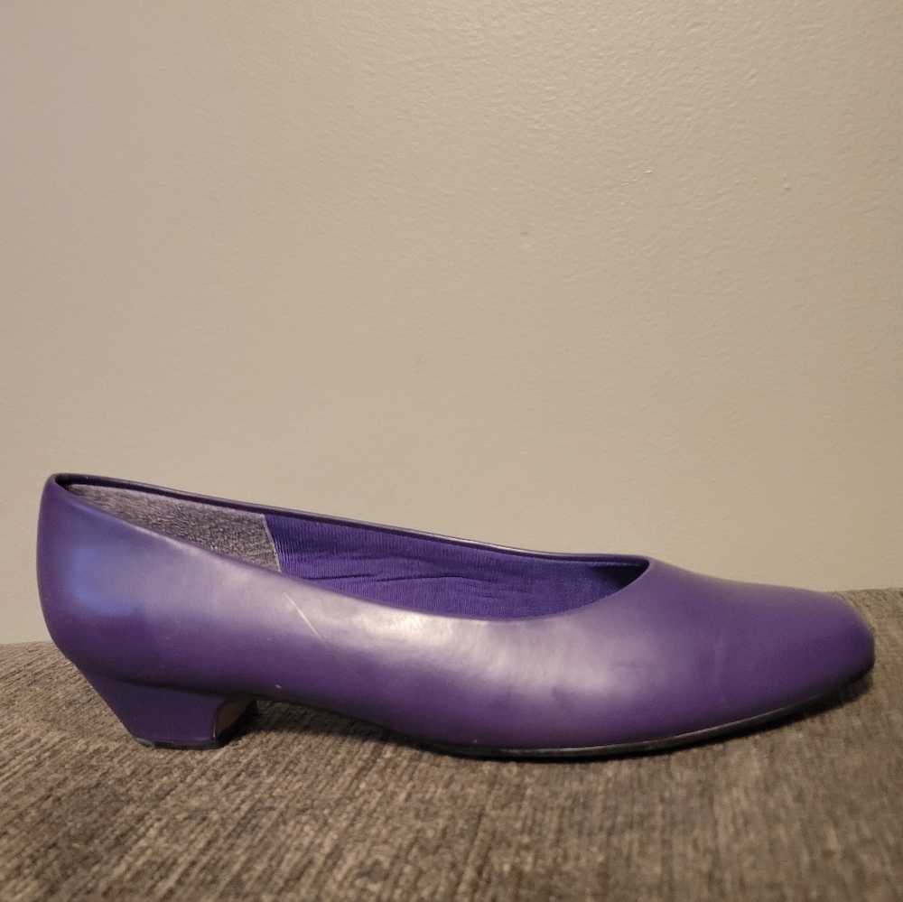 Easy Street, purple basic low heel pump. Size 9 1/2m